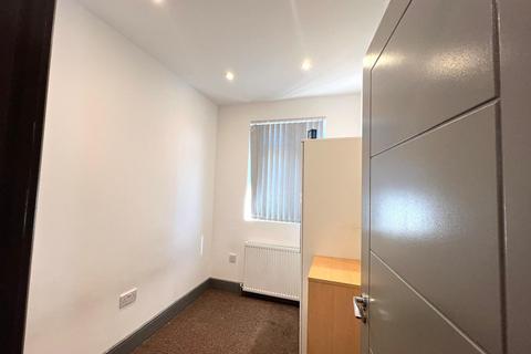 3 bedroom flat to rent, Dane Road, Southall UB1