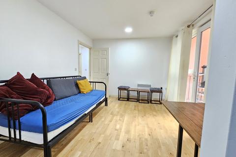 2 bedroom flat to rent, Royal Crescent, Ilford IG2