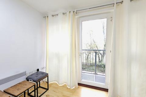2 bedroom flat to rent, Royal Crescent, Ilford IG2