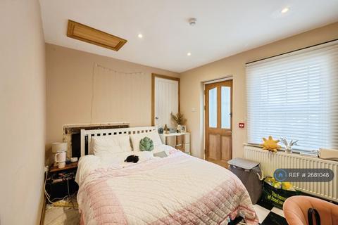 2 bedroom flat to rent, Cleveland Place East, Bath, BA1