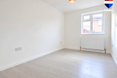 Studio to rent, Gresham Drive, Romford RM6