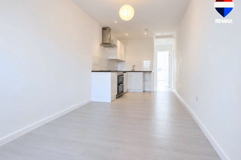 Studio to rent, Gresham Drive, Romford RM6