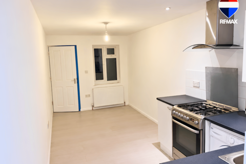 Studio to rent, Gresham Drive, Romford RM6