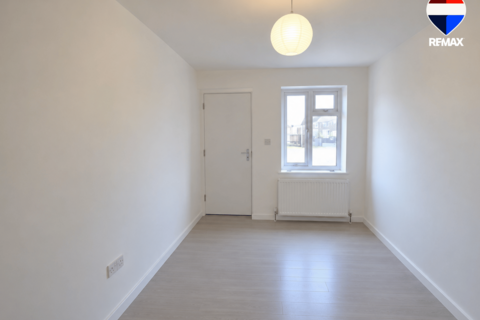 Studio to rent, Gresham Drive, Romford RM6