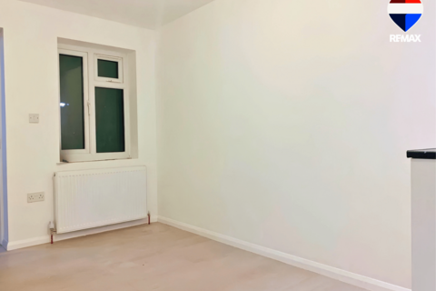 Studio to rent, Gresham Drive, Romford RM6