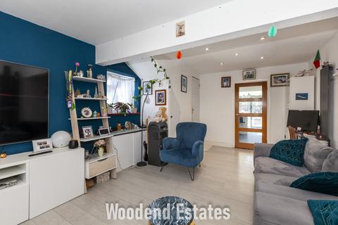 2 bedroom semi-detached house for sale, Golden Crescent, Hayes UB3