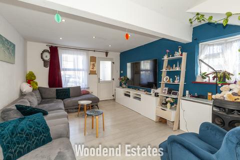 2 bedroom semi-detached house for sale, Golden Crescent, Hayes UB3