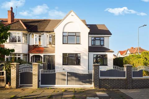 3 bedroom detached house to rent, Shelley Gardens, North Wembley