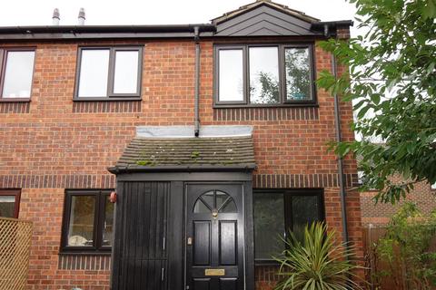 1 bedroom end of terrace house to rent, Wadley Road, London E11