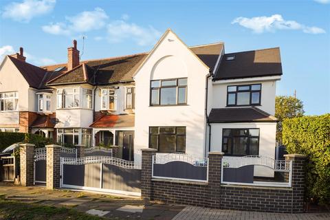 2 bedroom detached house to rent, Shelley Gardens, North Wembley