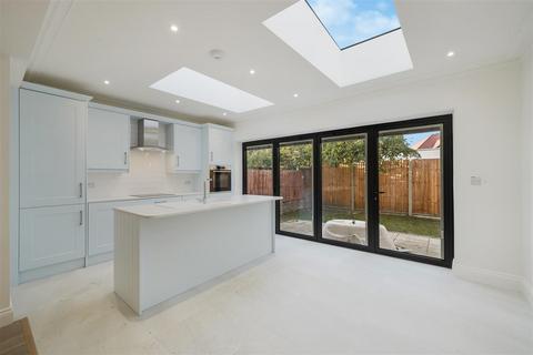2 bedroom detached house to rent, Shelley Gardens, North Wembley