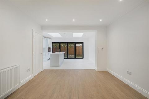 2 bedroom detached house to rent, Shelley Gardens, North Wembley