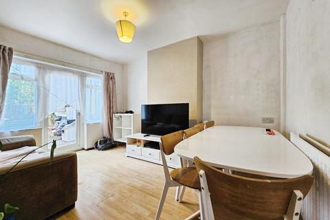 3 bedroom terraced house to rent, Spinney Drive, Feltham, TW14