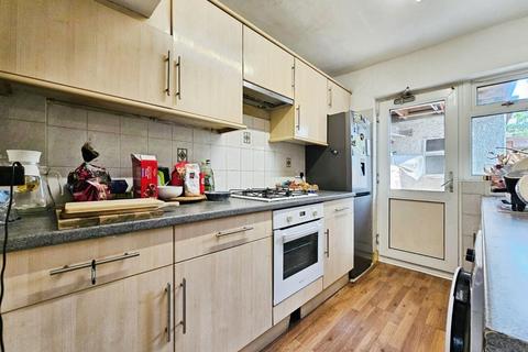 3 bedroom terraced house to rent, Spinney Drive, Feltham, TW14