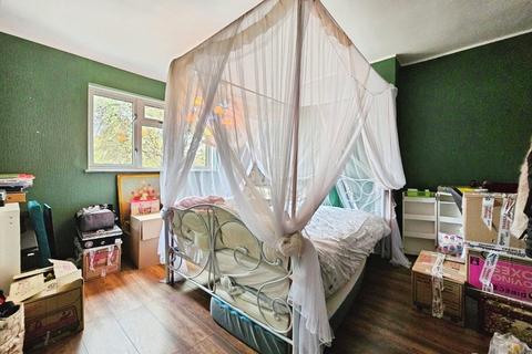 3 bedroom terraced house to rent, Spinney Drive, Feltham, TW14
