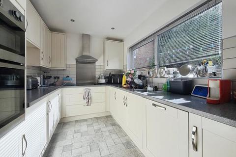 4 bedroom detached house to rent, Frobisher Avenue, Bristol BS20