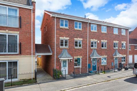 3 bedroom end of terrace house to rent, Armstrong Way, York
