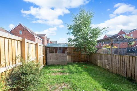 3 bedroom end of terrace house to rent, Armstrong Way, York