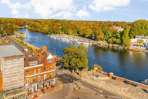 undefined, Bridge Road, East Molesey KT8