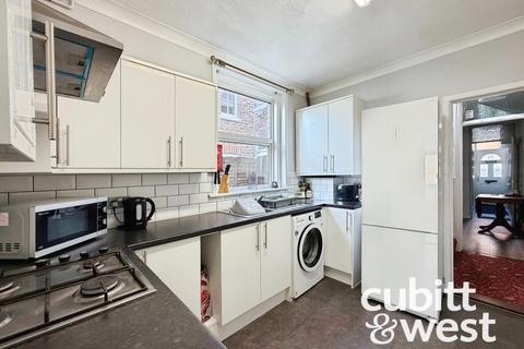 3 bedroom terraced house to rent, Eton Road Southsea PO5
