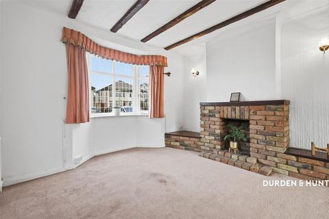 3 bedroom semi-detached house to rent, Stradbroke Grove, Ilford, IG5