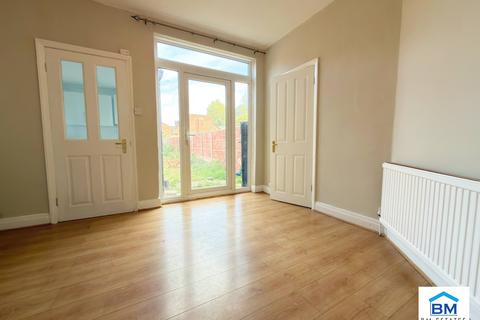 3 bedroom terraced house to rent, St. Saviours Road, Leicester LE5