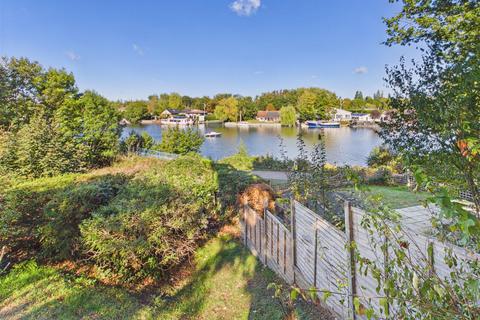 2 bedroom flat for sale, Mount Felix, Walton-On-Thames