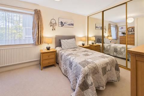 2 bedroom flat for sale, Mount Felix, Walton-On-Thames