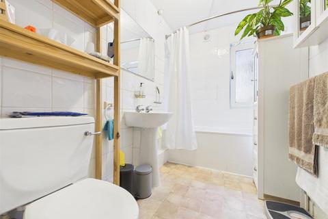 2 bedroom flat for sale, Mount Felix, Walton-On-Thames