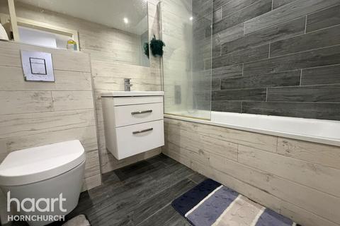 2 bedroom apartment to rent, Hornchurch Road, HORNCHURCH