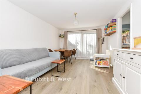 1 bedroom ground floor flat for sale, Pixton Way, Forestdale, Croydon, Surrey