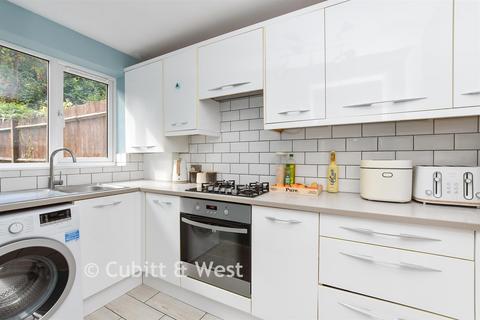 1 bedroom ground floor flat for sale, Pixton Way, Forestdale, Croydon, Surrey