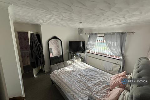 3 bedroom semi-detached house to rent, Fabian Road, Middlesbrough, TS6
