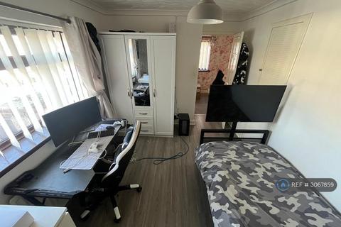 3 bedroom semi-detached house to rent, Fabian Road, Middlesbrough, TS6