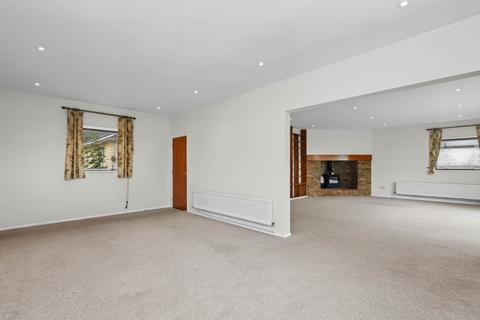 3 bedroom detached bungalow to rent, North Leigh