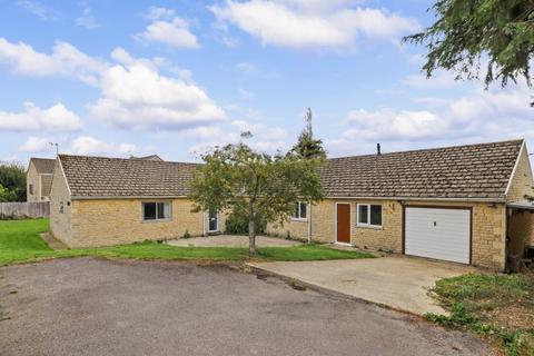 3 bedroom detached bungalow to rent, North Leigh
