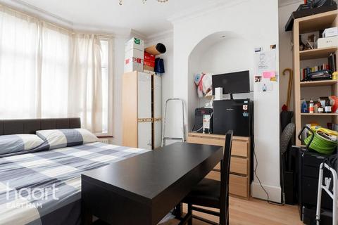 3 bedroom terraced house for sale, Ruskin Avenue, London