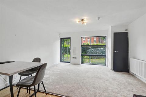 2 bedroom flat to rent, Binding Close, Carrington, Nottingham