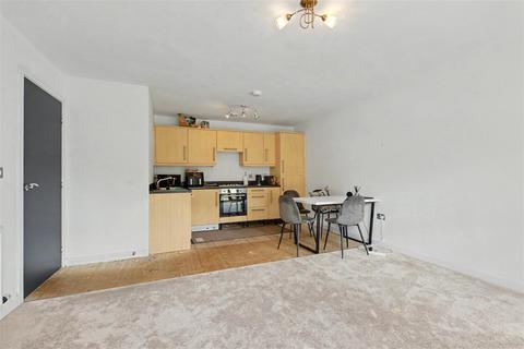 2 bedroom flat to rent, Binding Close, Carrington, Nottingham