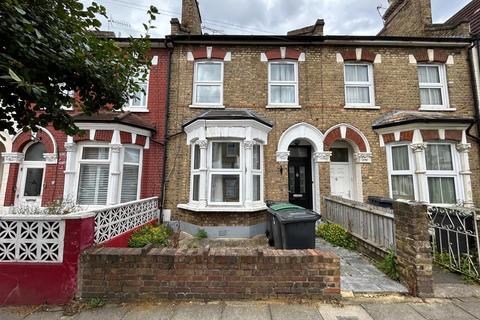 4 bedroom terraced house to rent, Queens Road, London