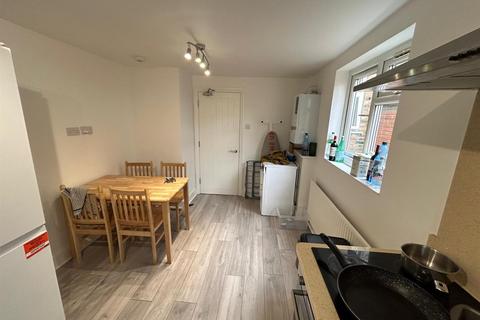 4 bedroom terraced house to rent, Queens Road, London