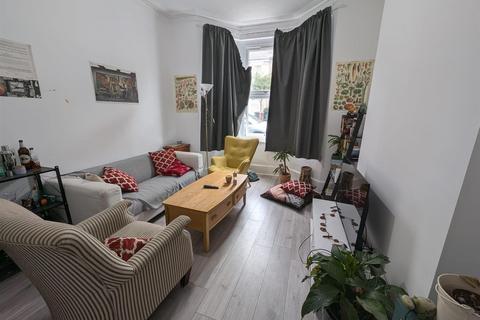 4 bedroom terraced house to rent, Queens Road, London