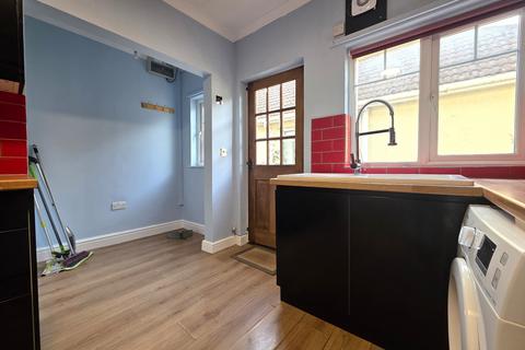 2 bedroom detached bungalow to rent, Kent Avenue, Ross-on-Wye