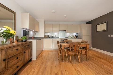 2 bedroom flat for sale, Streatham High Road, London SW16