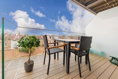2 bedroom flat for sale, Streatham High Road, London SW16