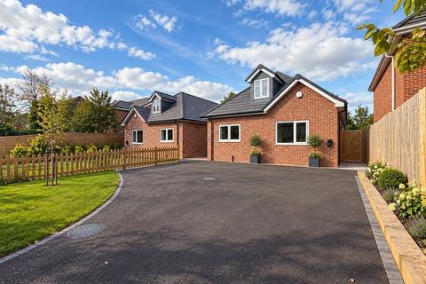 3 bedroom detached house for sale, Avenue Road, New Milton, Hampshire. BH25 5JP