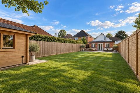 3 bedroom detached house for sale, Avenue Road, New Milton, Hampshire. BH25 5JP