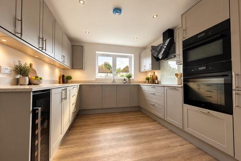 3 bedroom detached house for sale, Avenue Road, New Milton, Hampshire. BH25 5JP