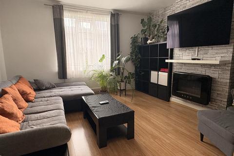 3 bedroom semi-detached house to rent, Caswell Close, Leicester