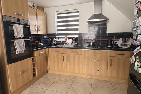 3 bedroom semi-detached house to rent, Caswell Close, Leicester
